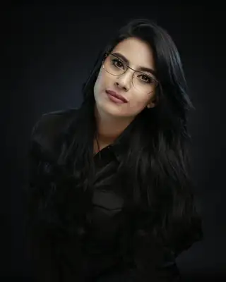 Portrait professionnel d'une femme à lunettes sur fond sombre