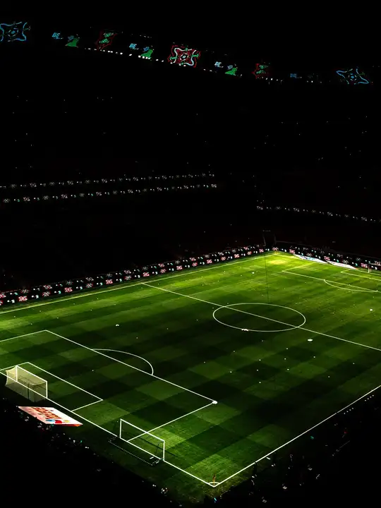 Vue en hauteur d'une pelouse de stade éclairée la nuit, CAN 2025