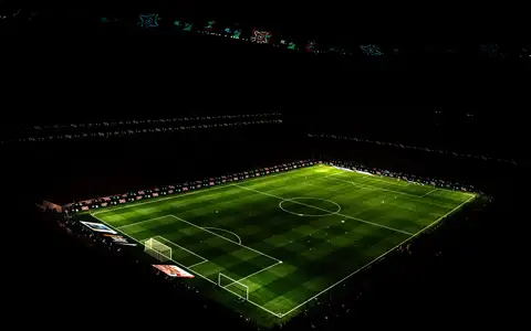 Vue en hauteur d'une pelouse de stade éclairée la nuit, CAN 2025