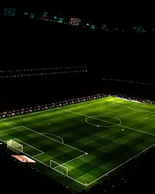Vue en hauteur d'une pelouse de stade éclairée la nuit, CAN 2025