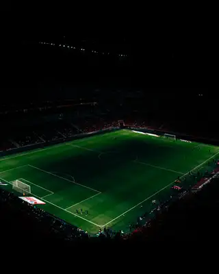 Stade plongé dans la nuit autour du terrain éclairé, CAN 2025