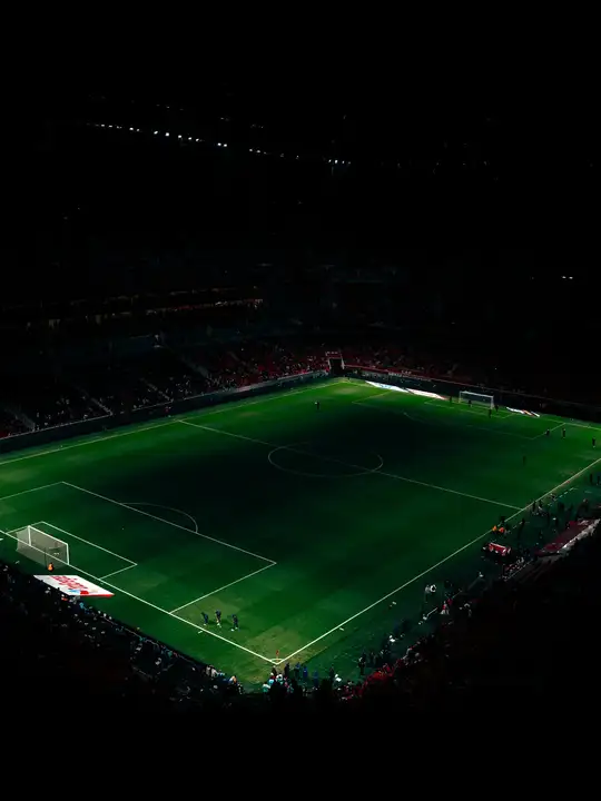 Stade plongé dans la nuit autour du terrain éclairé, CAN 2025