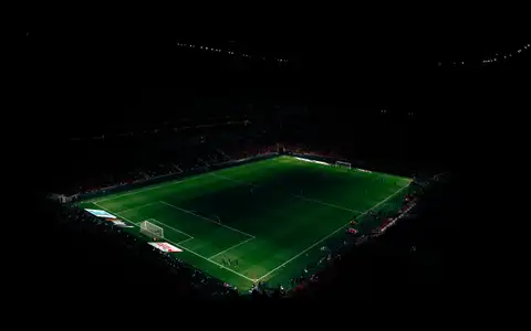 Stade plongé dans la nuit autour du terrain éclairé, CAN 2025