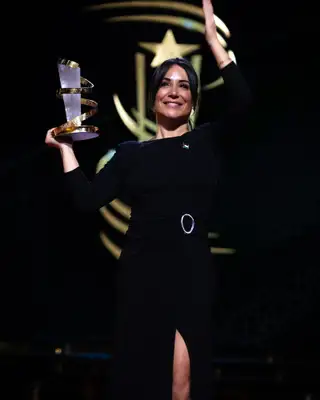Lauréate brandissant son trophée au Festival International du Film de Marrakech 2025