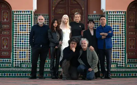 Photo de groupe de personnalités du cinéma devant un mur de zellige à Marrakech, FIFM 2025
