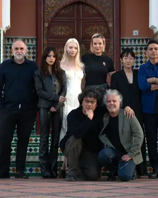 Photo de groupe de personnalités du cinéma devant un mur de zellige à Marrakech, FIFM 2025