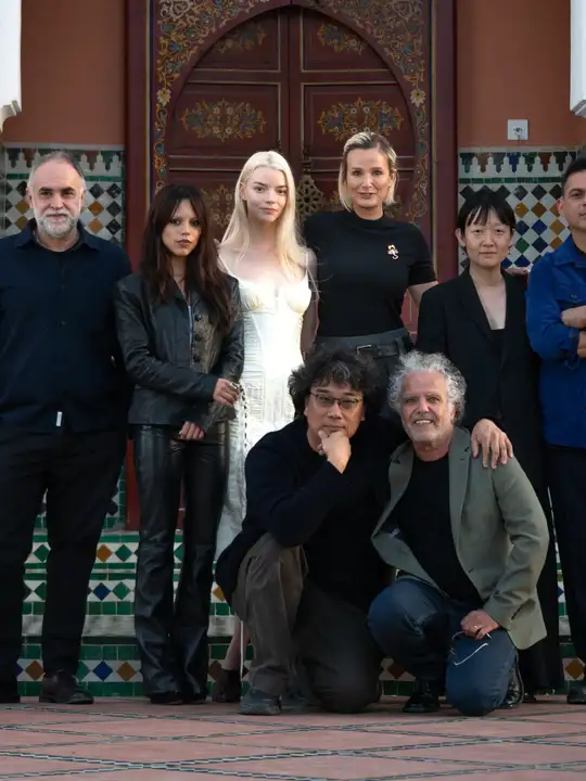 Photo de groupe de personnalités du cinéma devant un mur de zellige à Marrakech, FIFM 2025