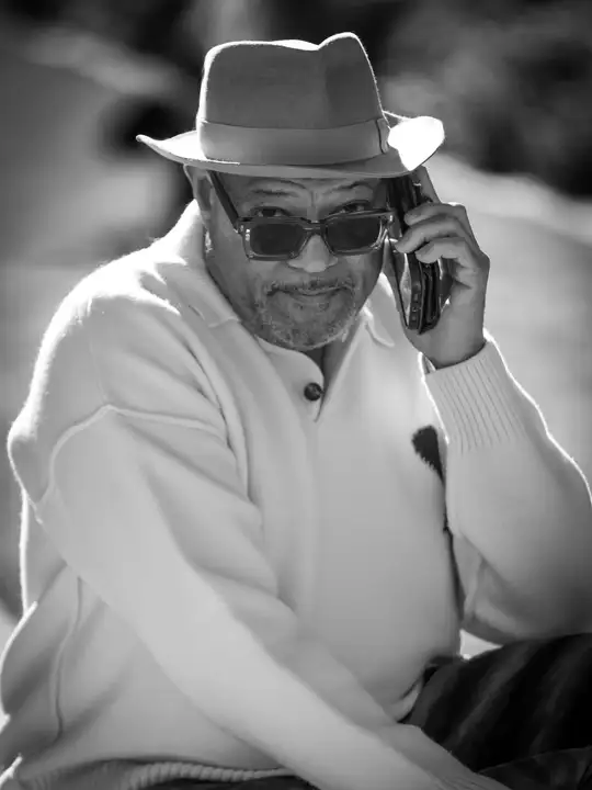 Portrait en noir et blanc d'un invité au chapeau, téléphone à l'oreille, FIFM 2025
