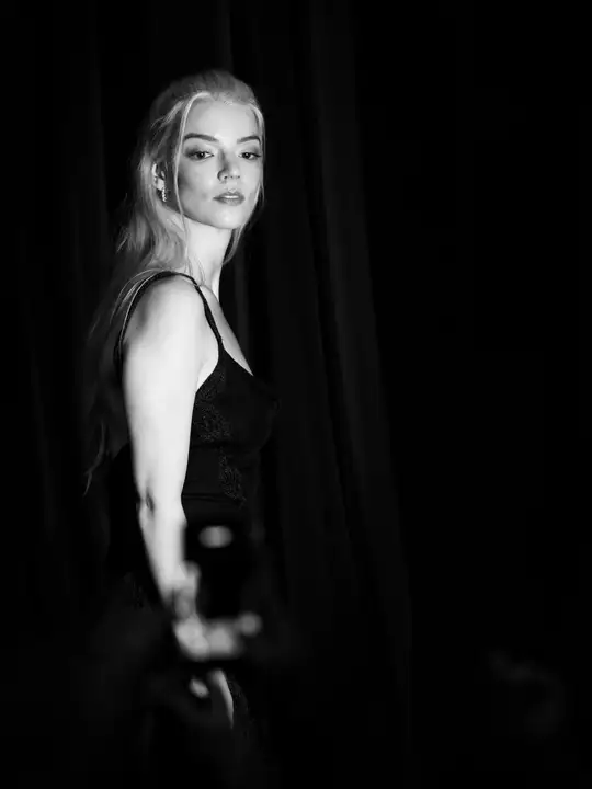 Portrait en noir et blanc d'une actrice en robe noire au FIFM 2025