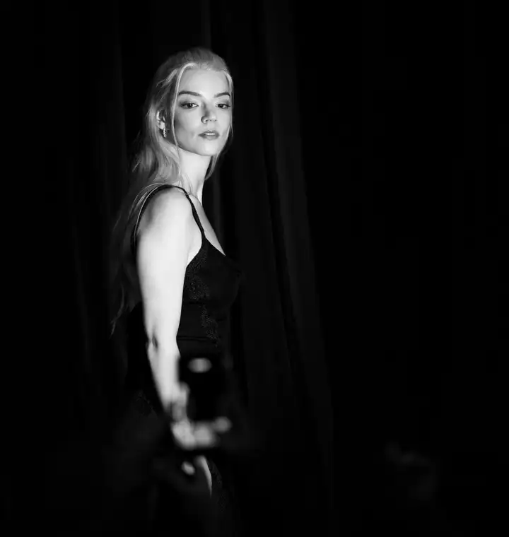 Portrait en noir et blanc d'une actrice en robe noire au FIFM 2025