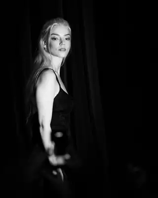 Portrait en noir et blanc d'une actrice en robe noire au FIFM 2025