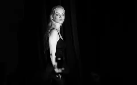 Portrait en noir et blanc d'une actrice en robe noire au FIFM 2025