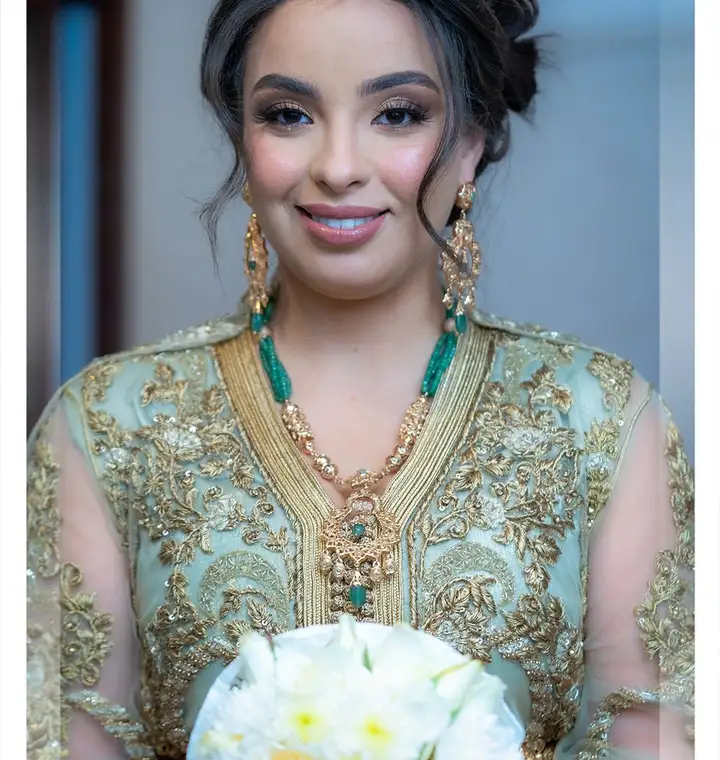 Mariée en caftan vert d'eau brodé d'or, diadème et bouquet de roses blanches