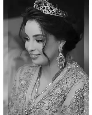 Mariée de profil avec diadème et boucles d'oreilles, en noir et blanc