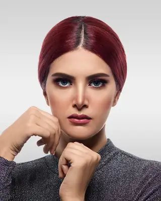 Visuel de campagne beauté, cheveux rouges, mains sous le menton