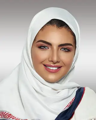 Visuel de campagne beauté, foulard blanc à liseré rouge