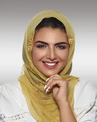 Visuel beauté souriant, foulard jaune moutarde