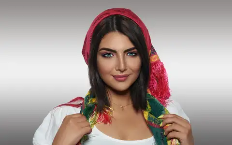 Visuel de campagne beauté, modèle au foulard rouge et vert sur fond dégradé gris