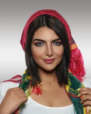 Visuel de campagne beauté, modèle au foulard rouge et vert sur fond dégradé gris