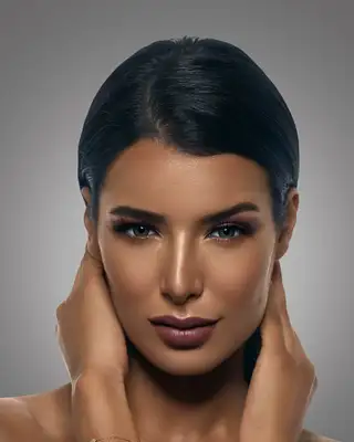 Visuel maquillage, les mains encadrant le visage