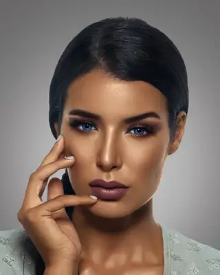 Visuel maquillage au regard intense, la main près des lèvres