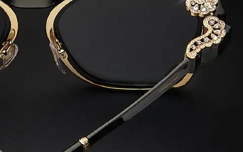 Détail de la monture dorée de lunettes Chopard, packshot vertical