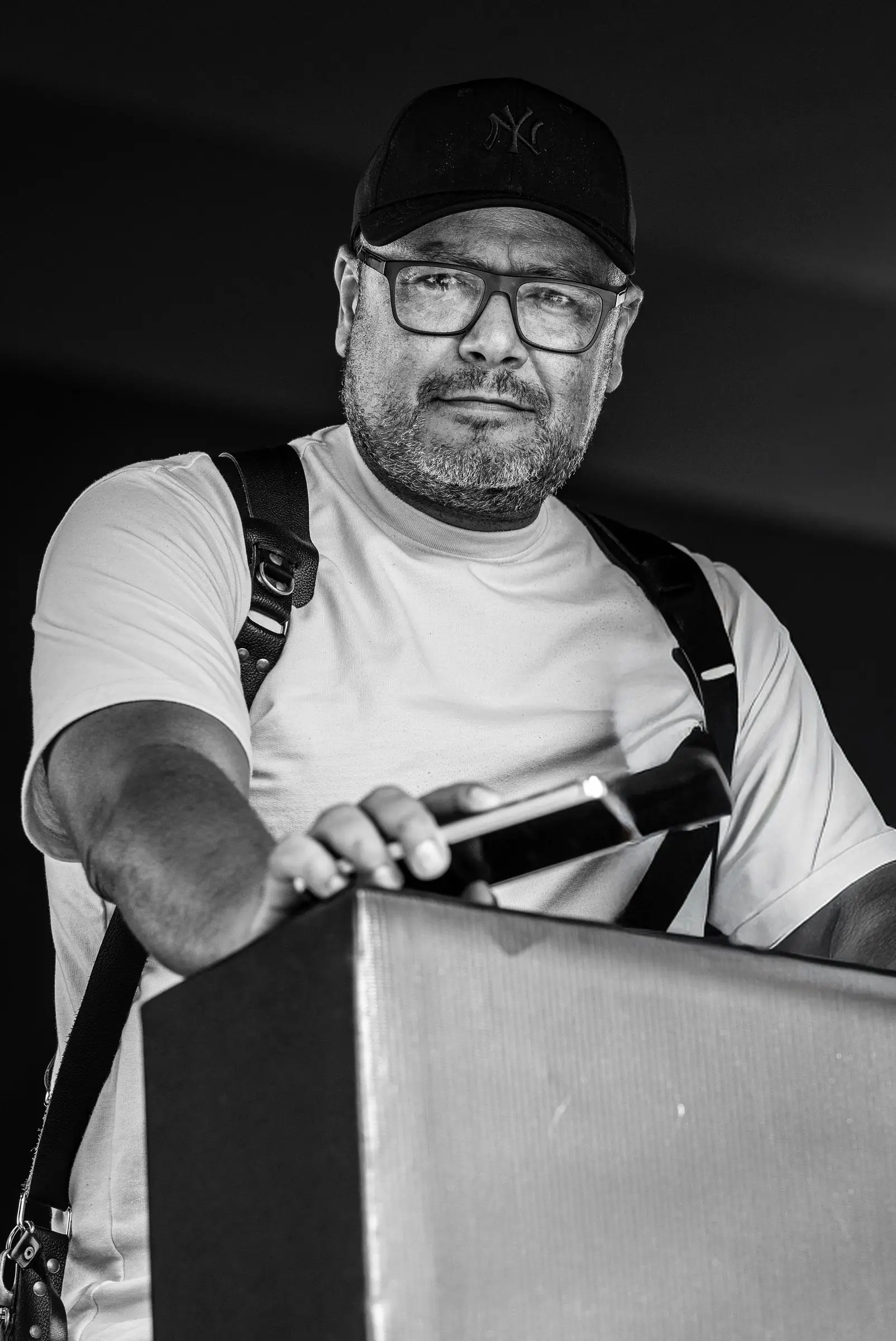 Portrait en noir et blanc de Rabi Loukili, photographe et vidéaste à Salé