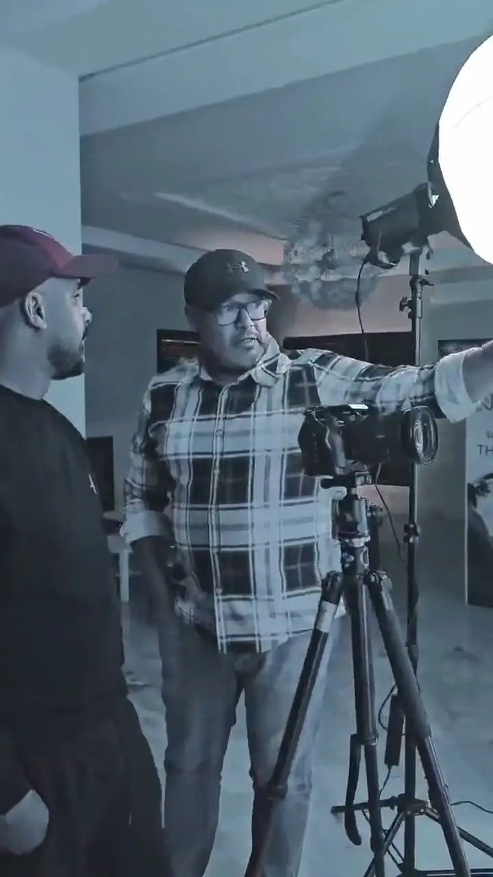 Équipe de tournage préparant une prise de vue en studio à Marrakech