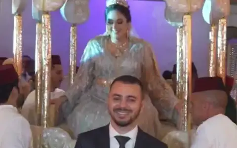 Le marié devant la mariée portée sur l'amariya, extrait du film de mariage