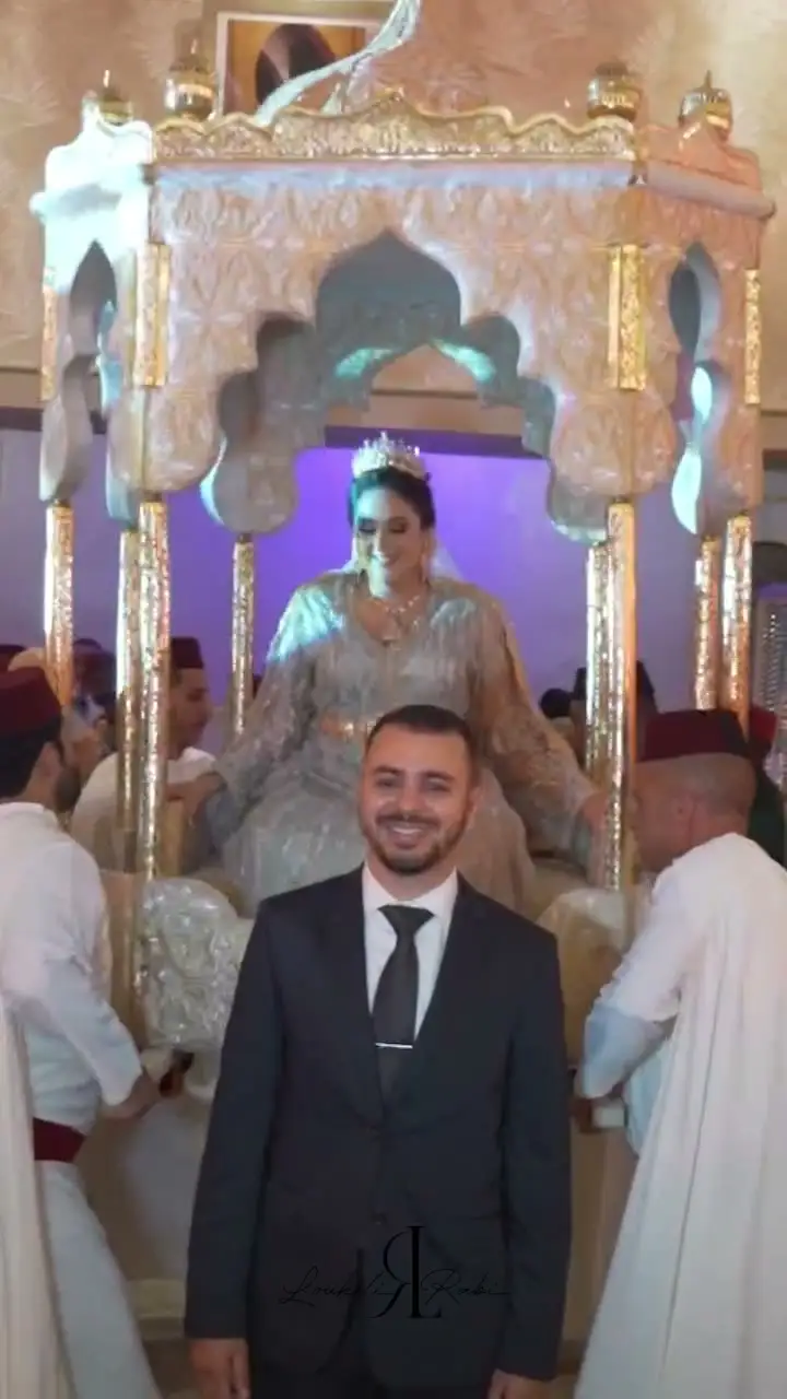 Le marié devant la mariée portée sur l'amariya, extrait du film de mariage