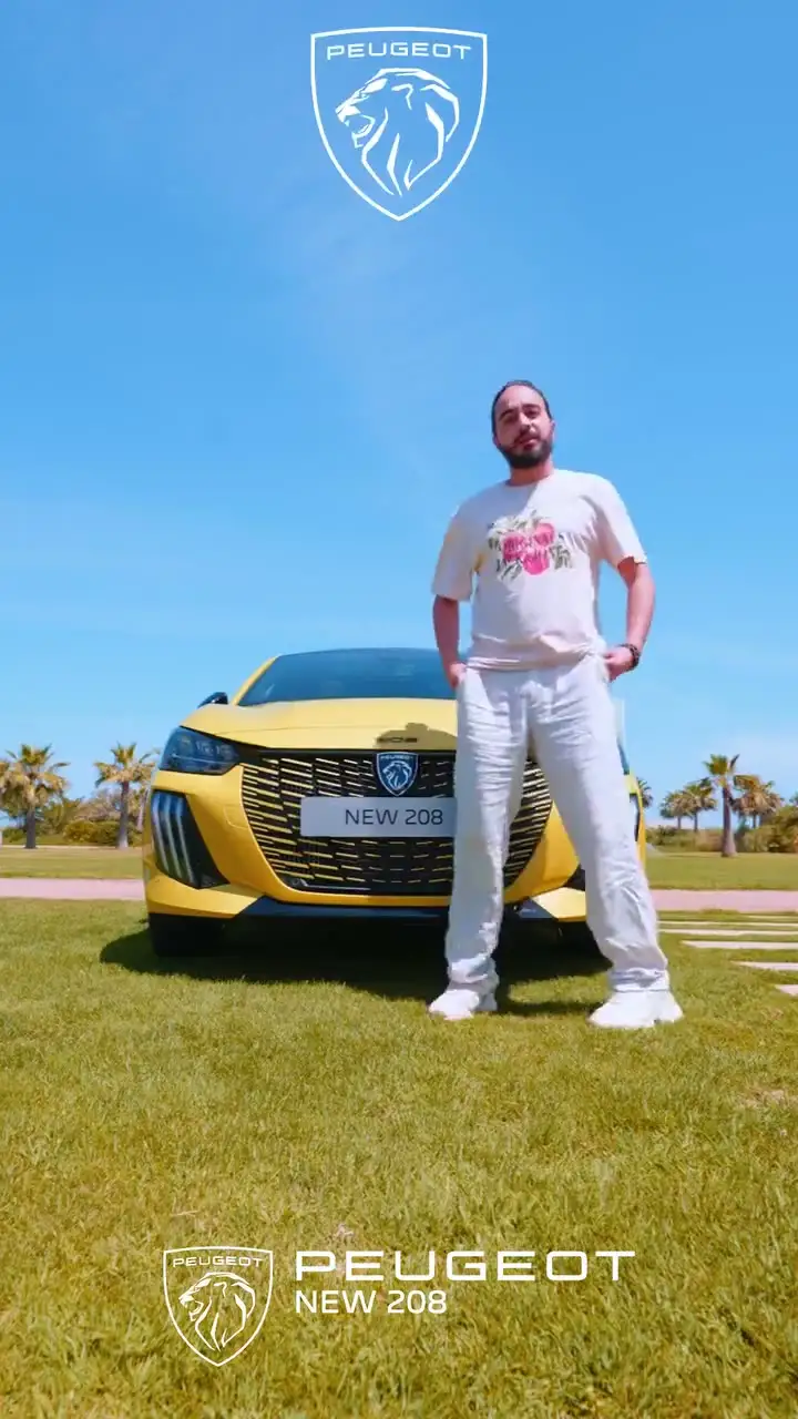 Lancement de la nouvelle Peugeot 208 jaune sur une pelouse