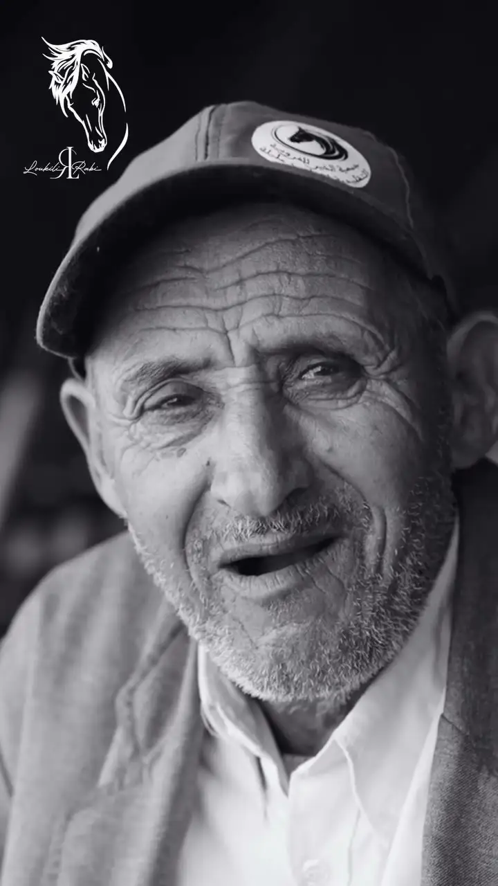 Portrait en noir et blanc d'un ancien cavalier de Tbourida en casquette