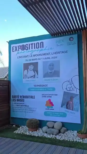 Bannière de l'exposition « L'instant, le mouvement, l'héritage » à la galerie INEX de Salé