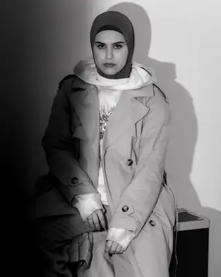 Portrait studio en clair-obscur, modèle en trench, noir et blanc