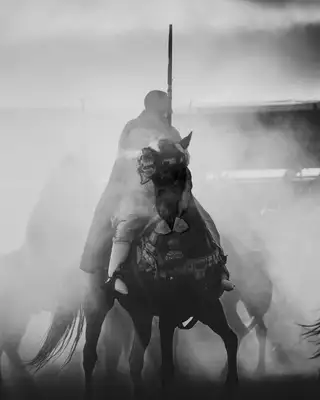 Cavaliers d'une sorba dans la poussière avant la charge, en noir et blanc